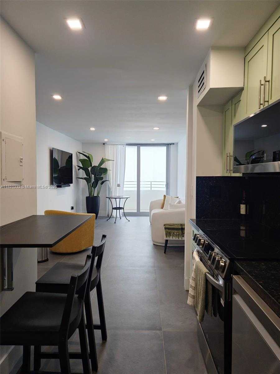 Small Image of 5555 COLLINS AVE #16P, Miami Beach Number 9
