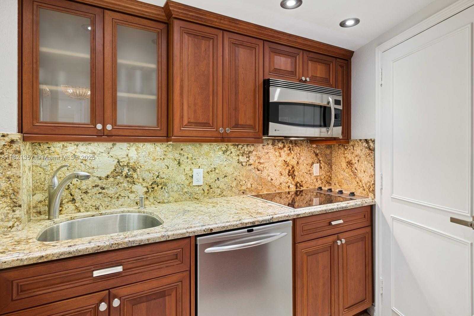 Small Image of 2899 COLLINS AVE #1025, Miami Beach Number 14