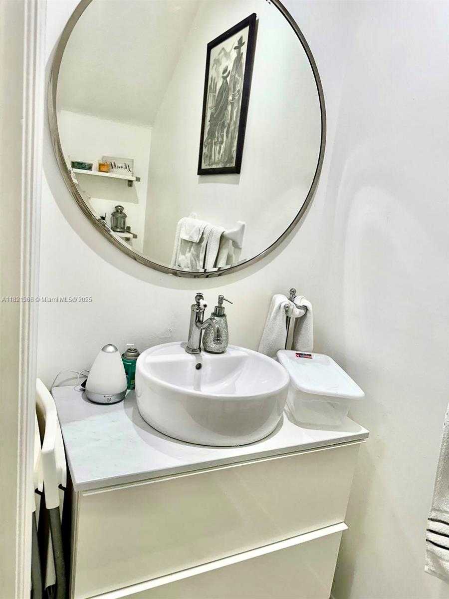 Small Image of 5610 NORTH WEST 114TH PL #202, Doral Number 6