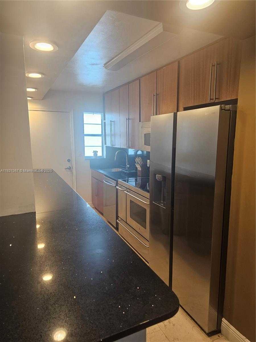 Small Image of 1340 LINCOLN RD #803, Miami Beach Number 2