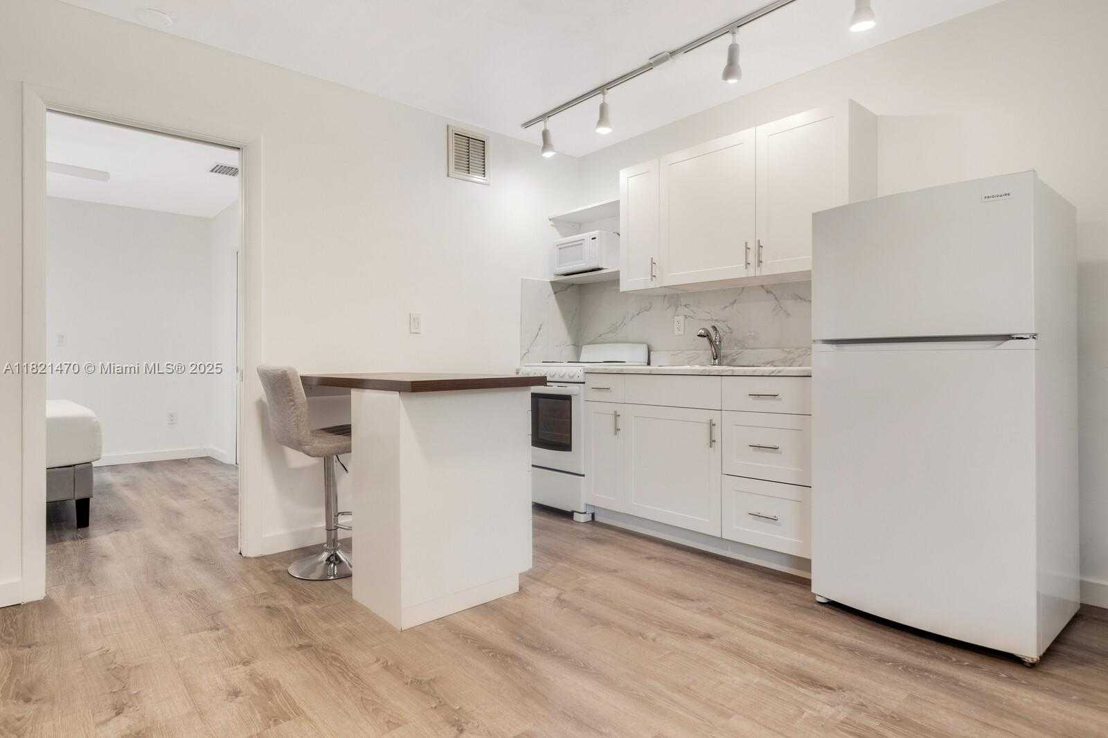 Small Image of 345 MICHIGAN AVE #11, Miami Beach Number 4