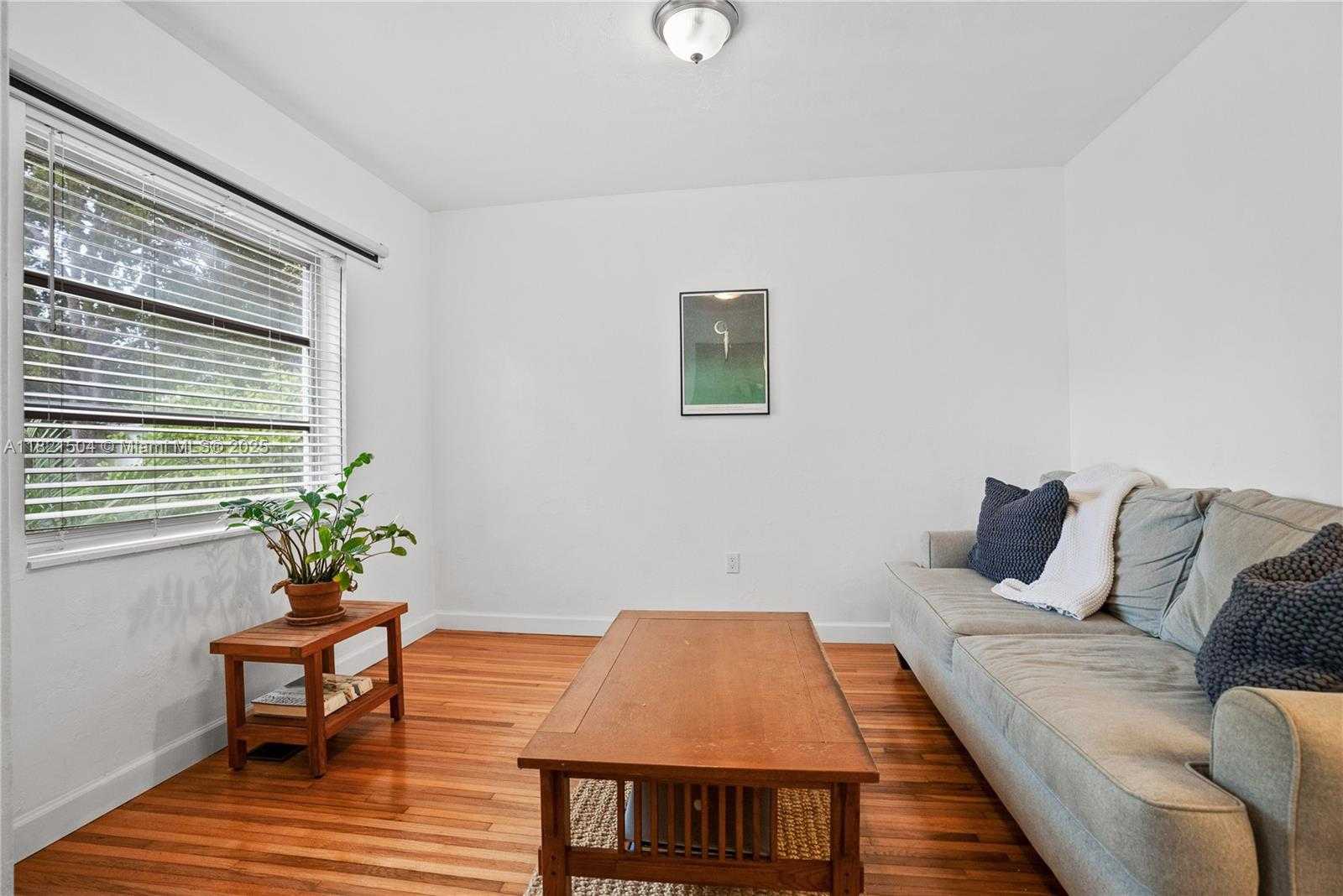 Small Image of 1231 TANGIER ST, Coral Gables Number 5