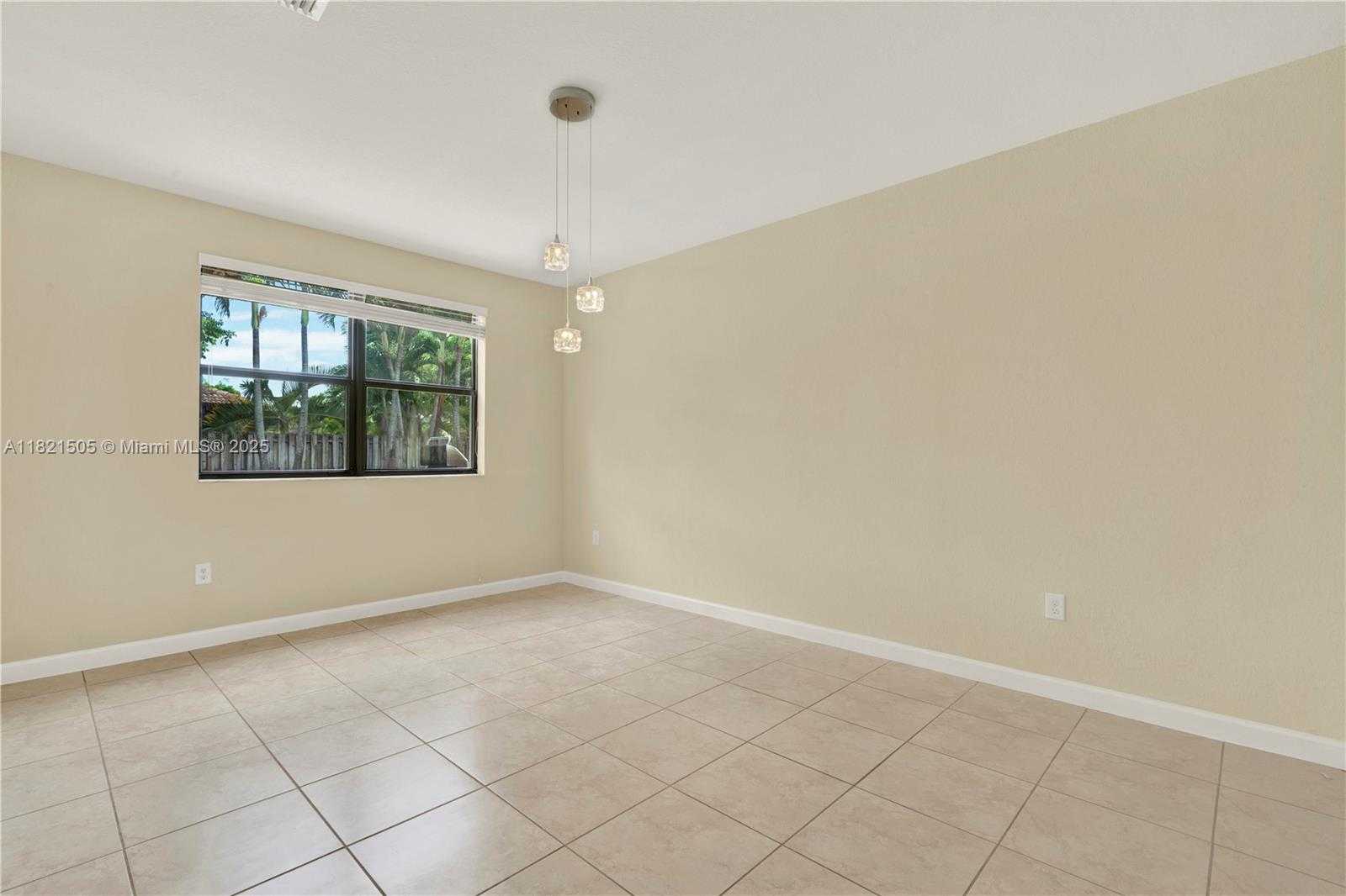 Small Image of 11923 SOUTH WEST 155TH CT, Miami Number 3