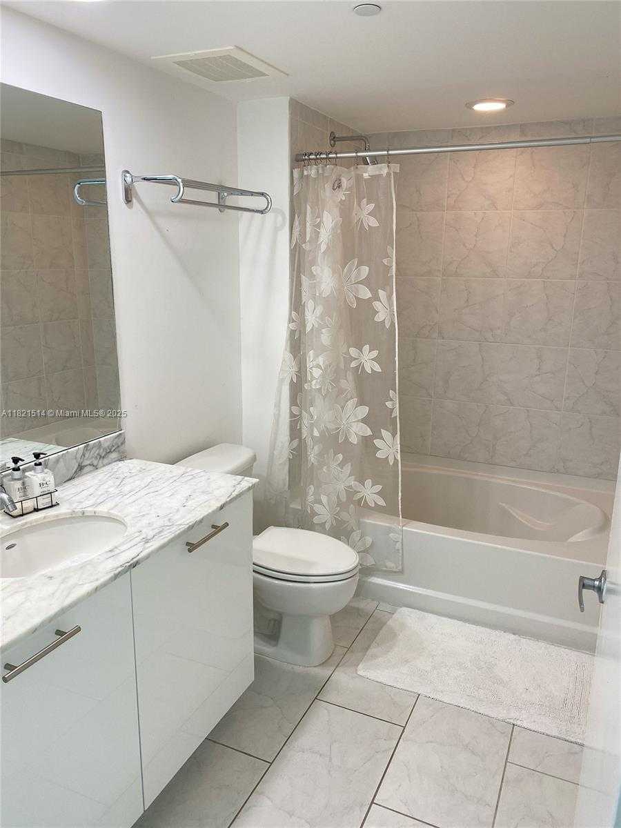 Small Image of 950 BRICKELL BAY DR #3302, Miami Number 4