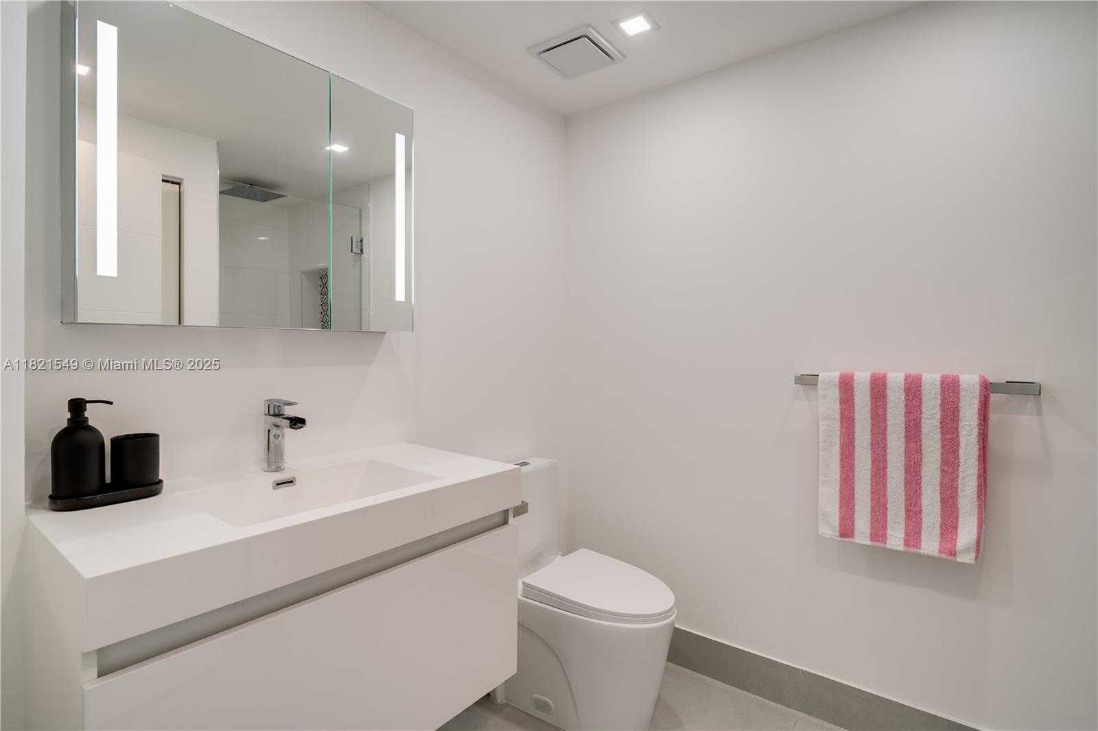 Small Image of 690 SOUTH WEST 1ST CT #2312, Miami Number 8