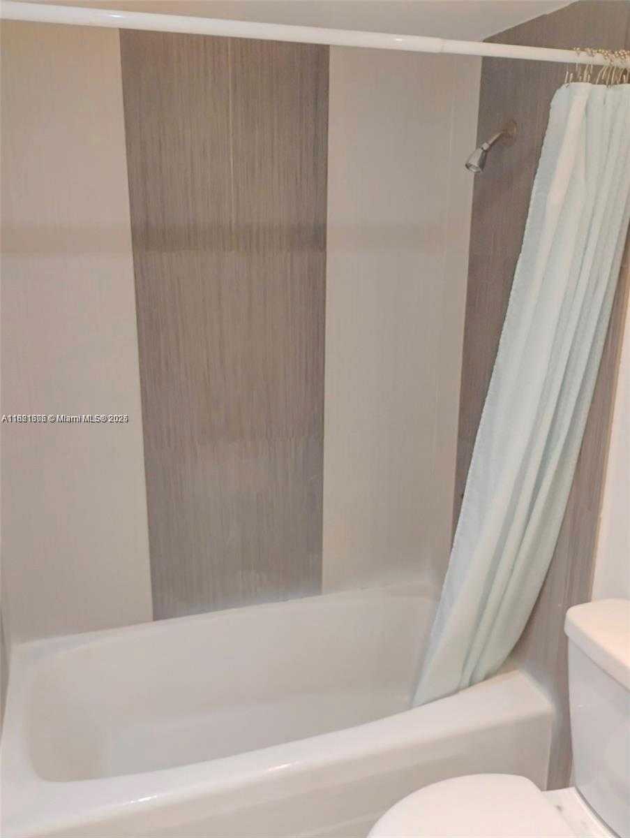 Small Image of 5445 COLLINS AVENUE #805, Miami Beach Number 15