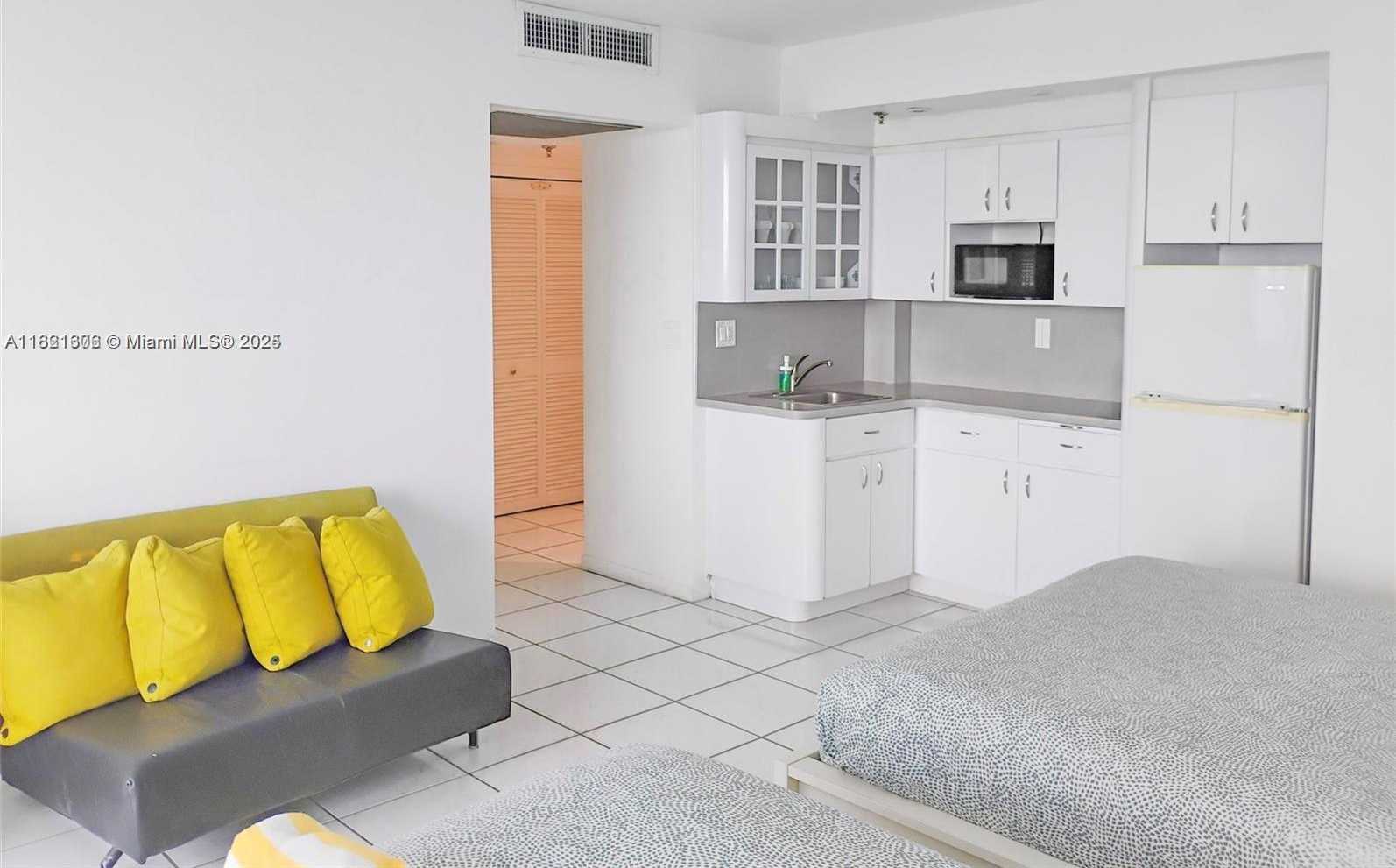 Small Image of 5445 COLLINS AVENUE #805, Miami Beach Number 4
