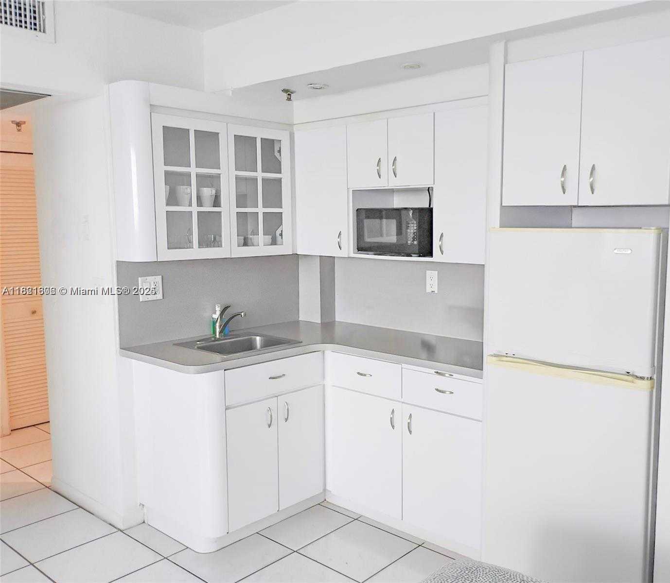 Small Image of 5445 COLLINS AVENUE #805, Miami Beach Number 6