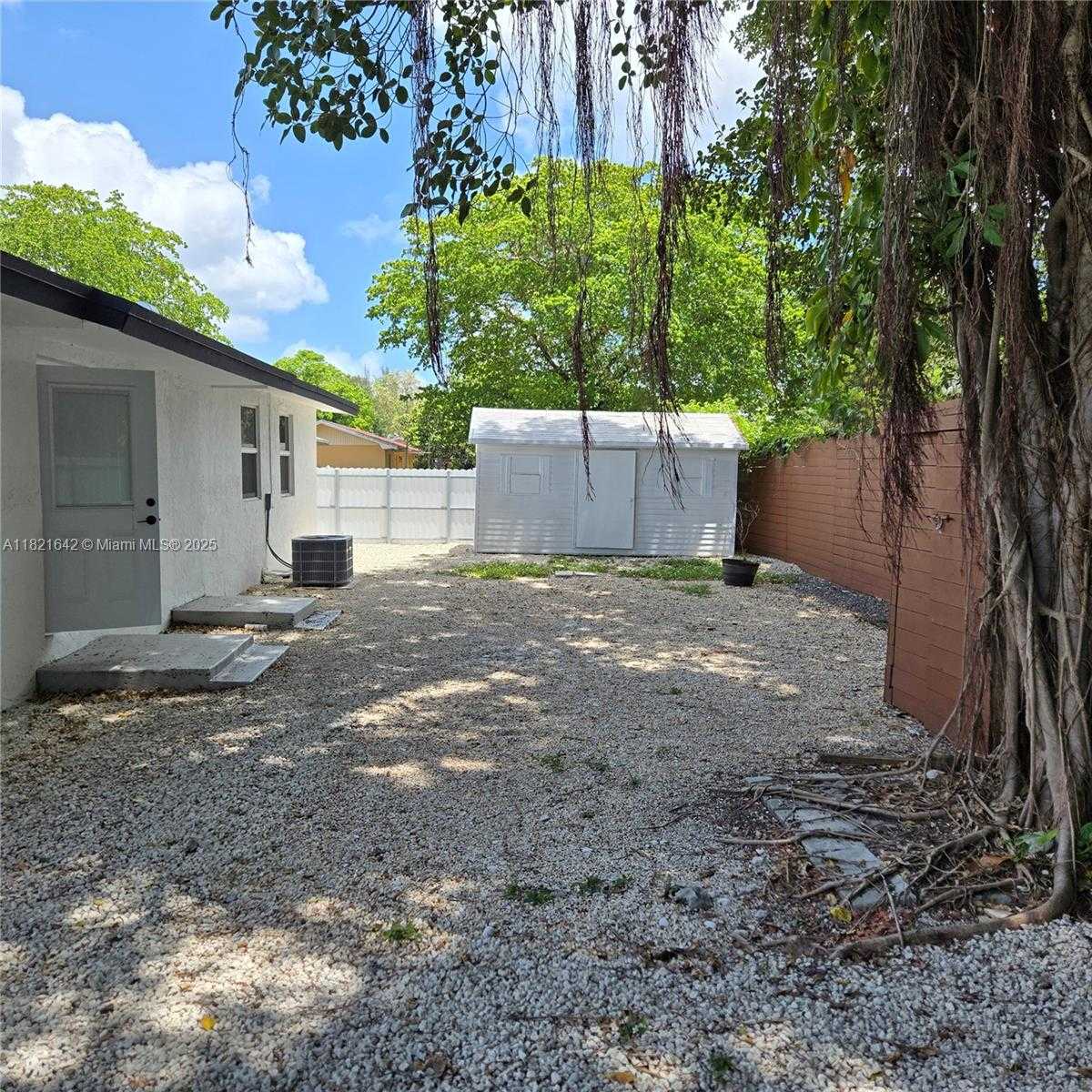 Small Image of 3740 PERCIVAL AVE #3740, Miami Number 6