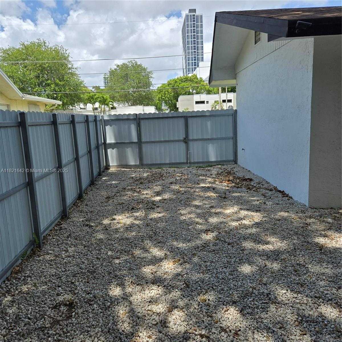 Small Image of 3740 PERCIVAL AVE #3740, Miami Number 7
