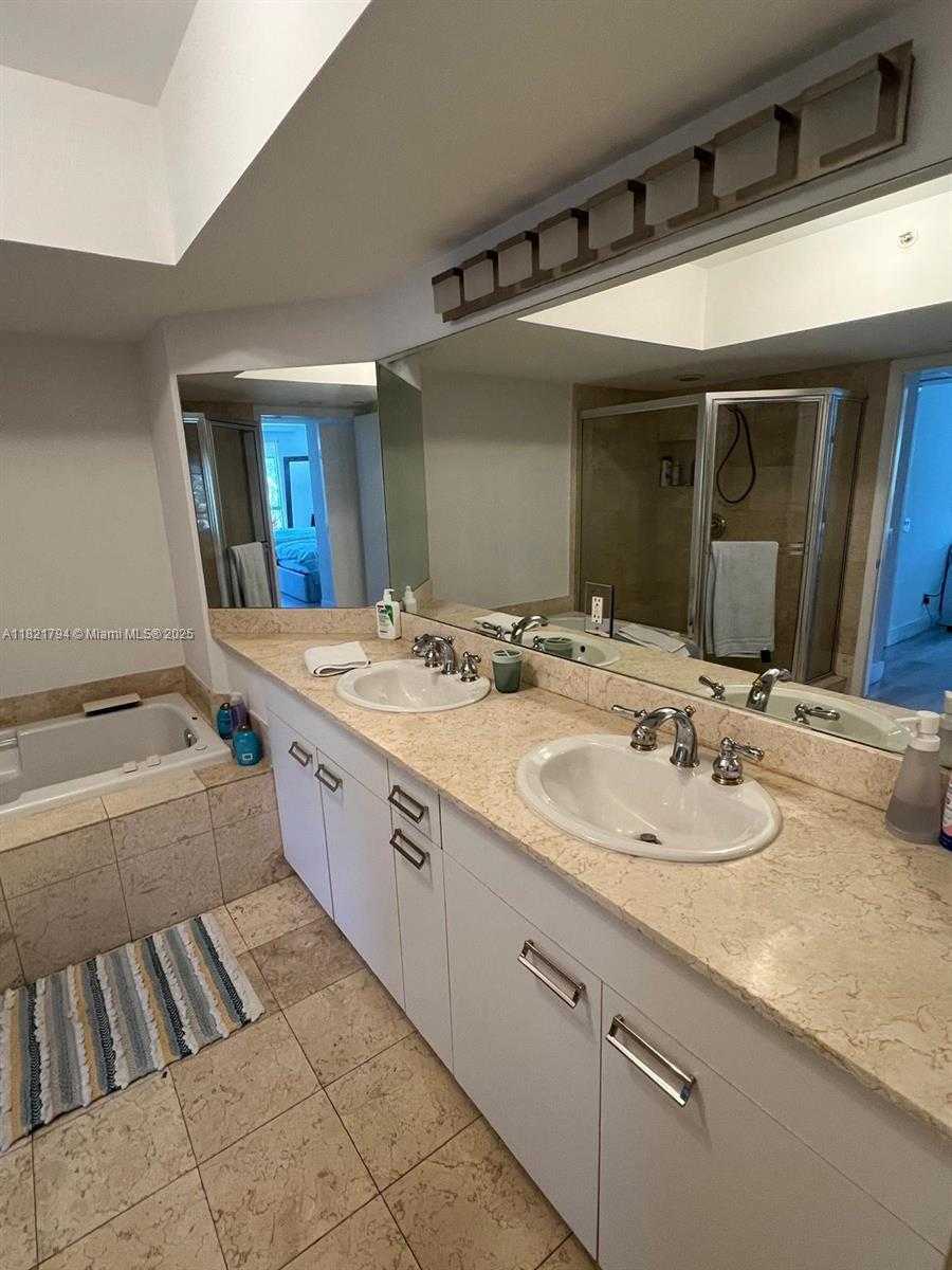 Small Image of 21055 YACHT CLUB DR #504, Aventura Number 7