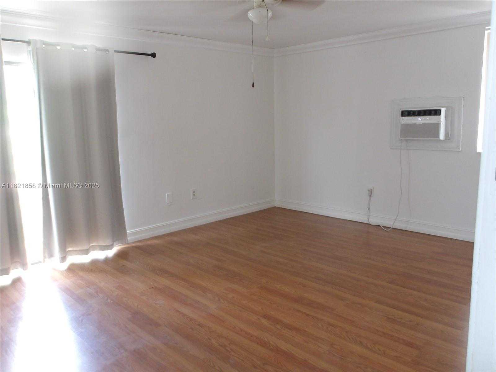 Small Image of 7327 PEPPER PIKE DR, Hialeah Number 10