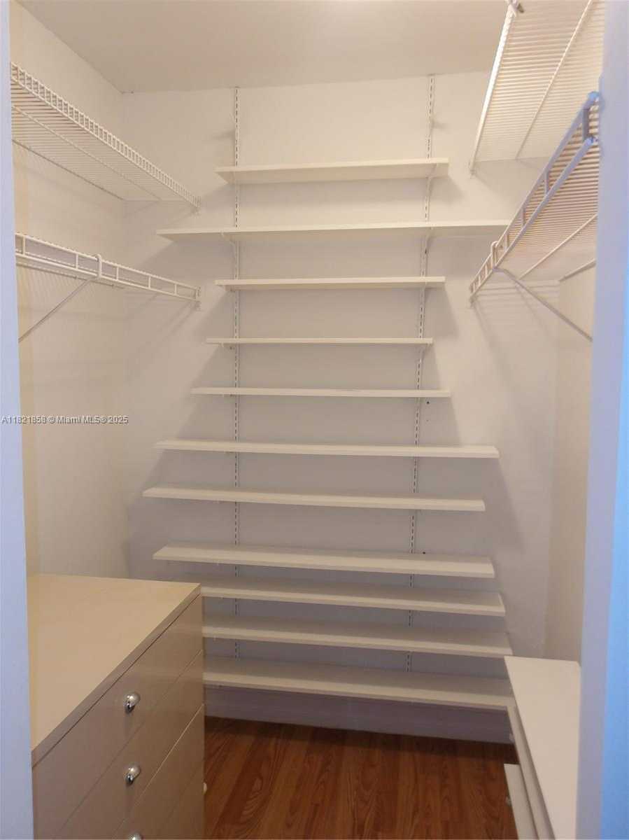 Small Image of 7327 PEPPER PIKE DR, Hialeah Number 12