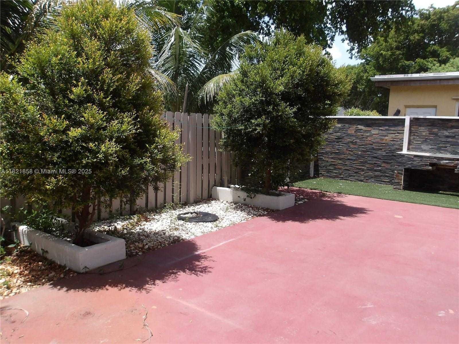 Small Image of 7327 PEPPER PIKE DR, Hialeah Number 13