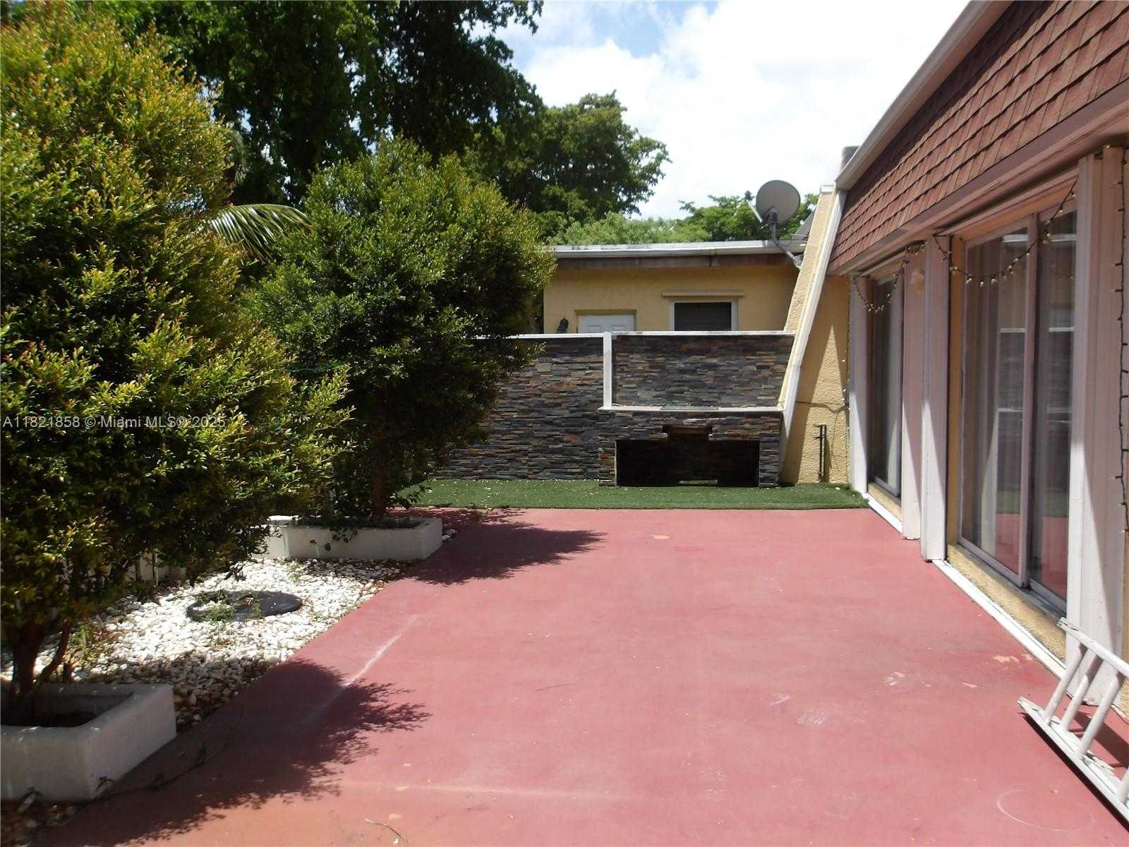 Small Image of 7327 PEPPER PIKE DR, Hialeah Number 14