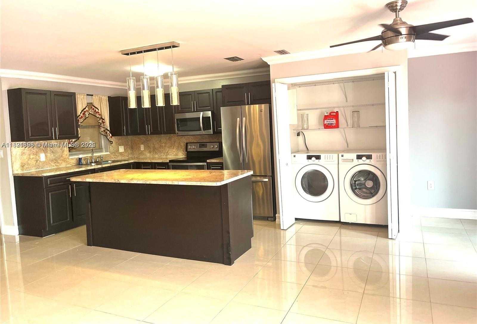 Small Image of 7327 PEPPER PIKE DR, Hialeah Number 2