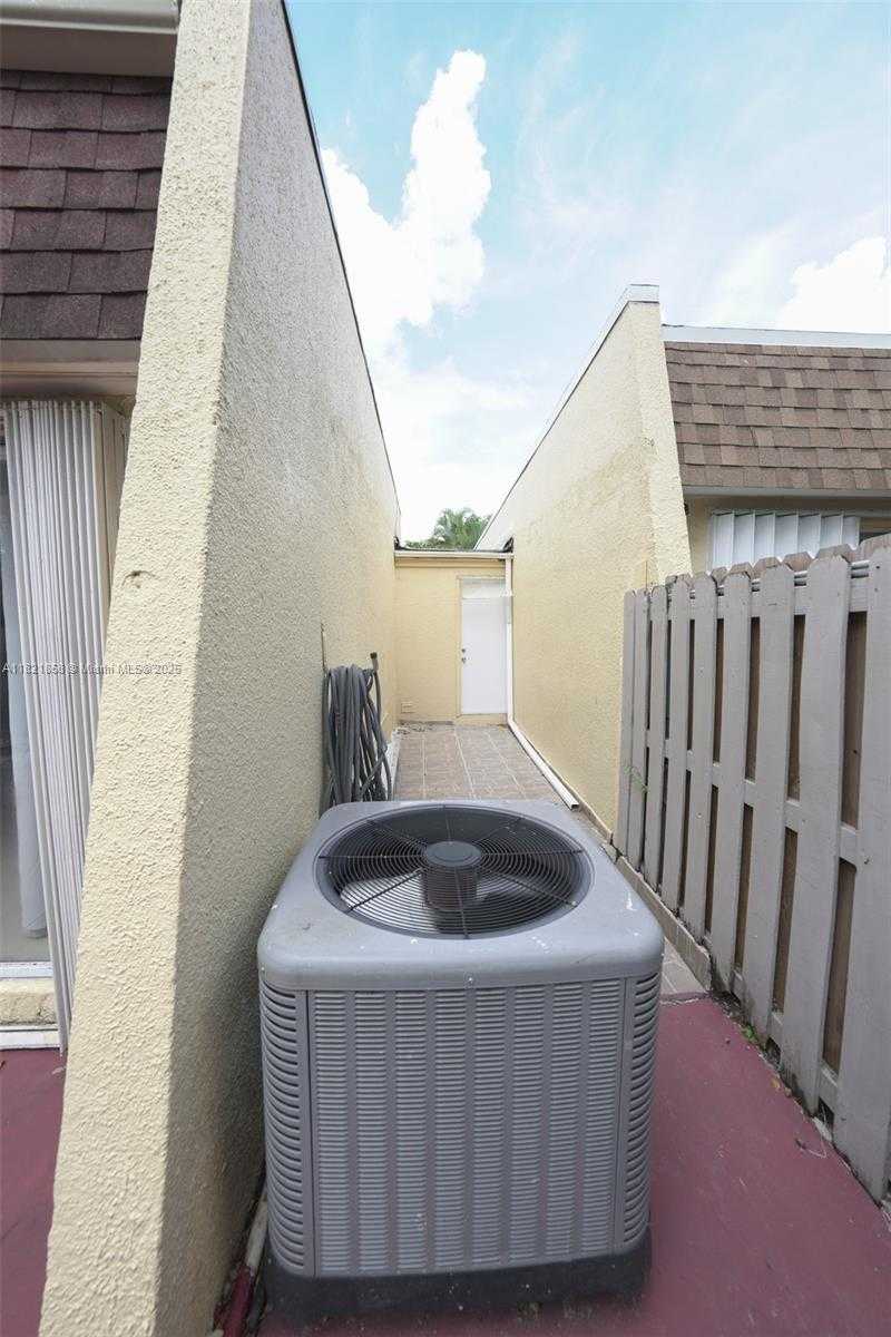 Small Image of 7327 PEPPER PIKE, Hialeah Number 27