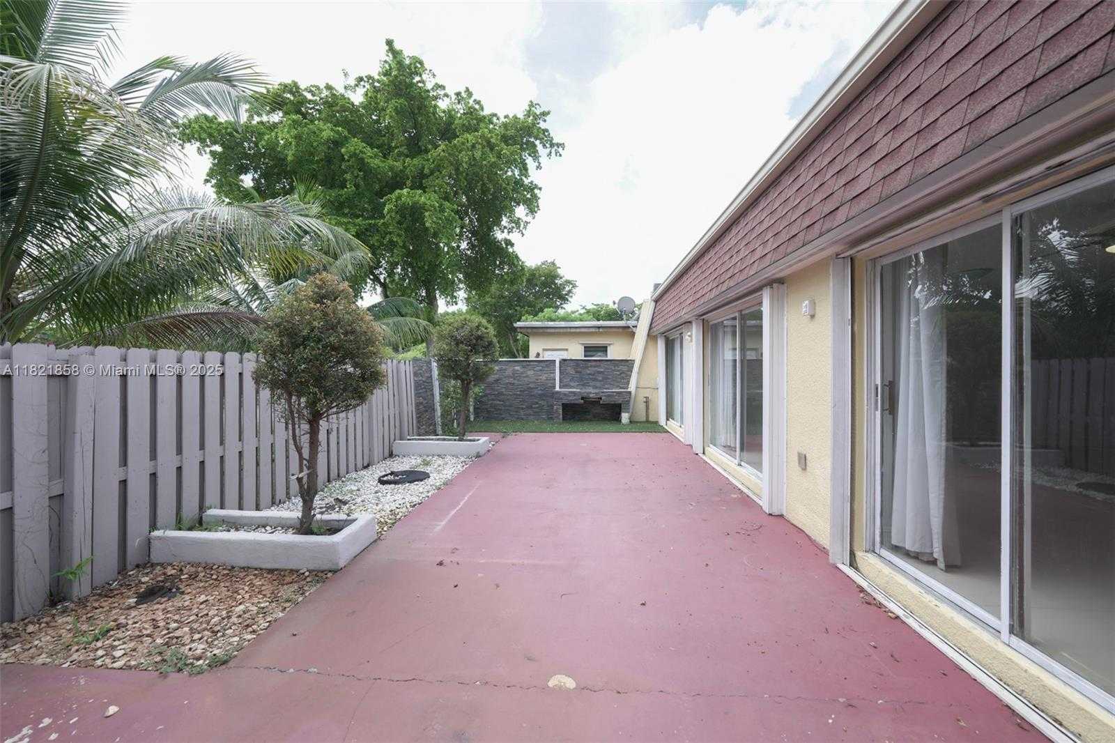 Small Image of 7327 PEPPER PIKE, Hialeah Number 28