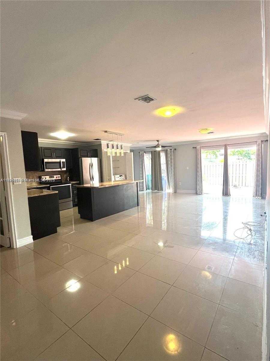 Small Image of 7327 PEPPER PIKE DR, Hialeah Number 3