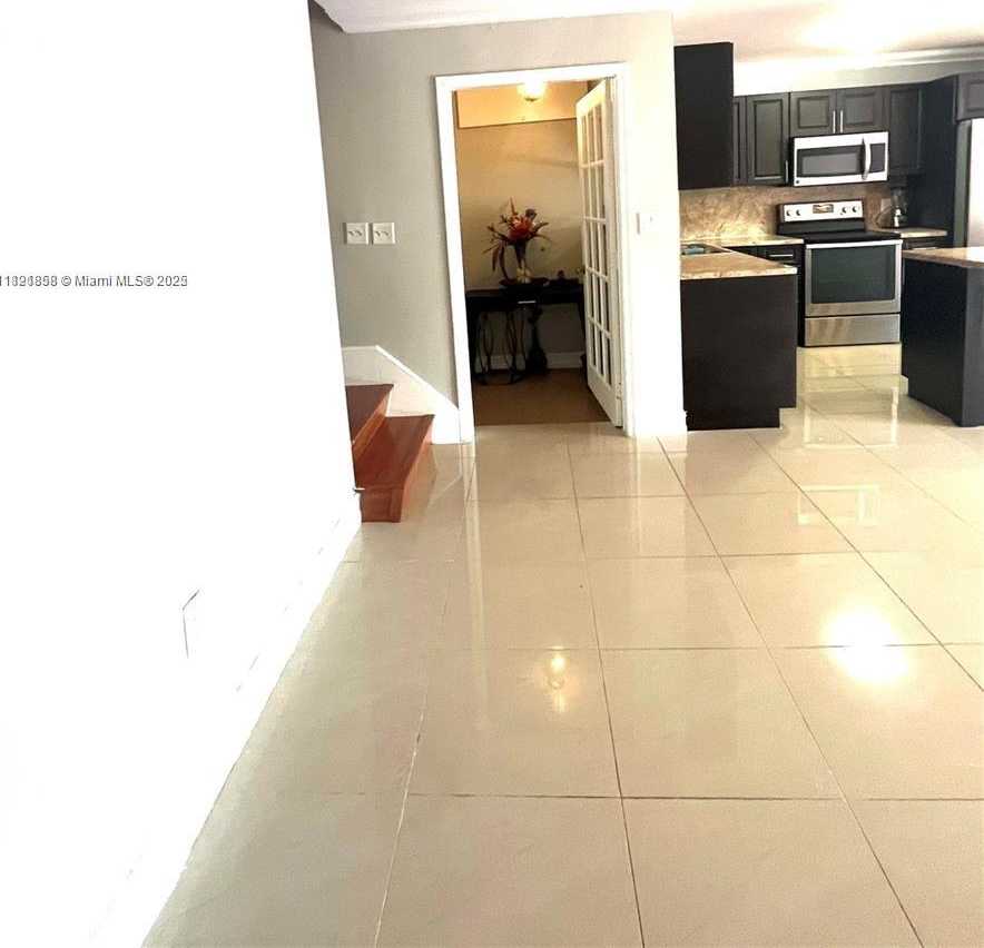 Small Image of 7327 PEPPER PIKE DR, Hialeah Number 4