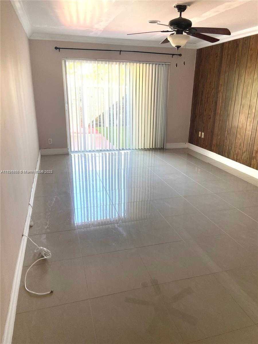 Small Image of 7327 PEPPER PIKE DR, Hialeah Number 5