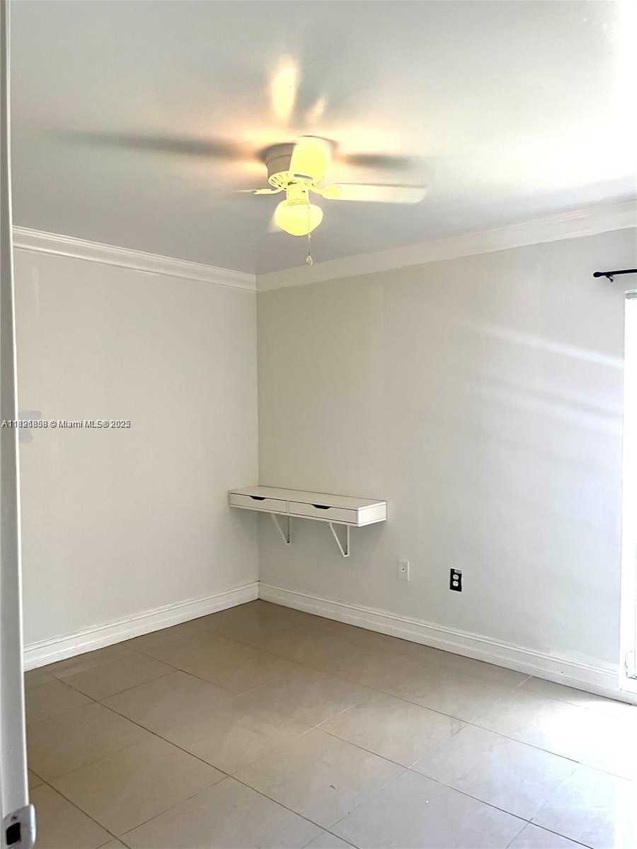 Small Image of 7327 PEPPER PIKE DR, Hialeah Number 6
