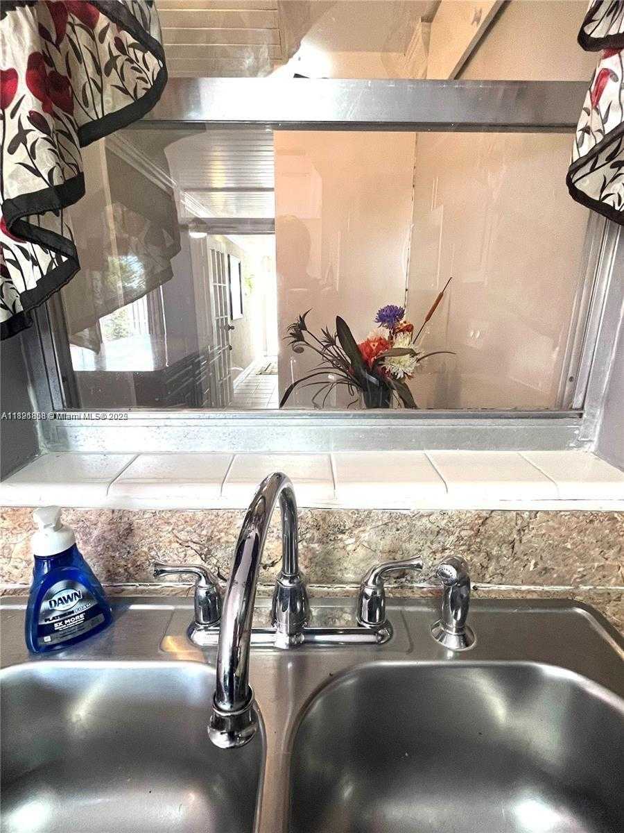 Small Image of 7327 PEPPER PIKE DR, Hialeah Number 8