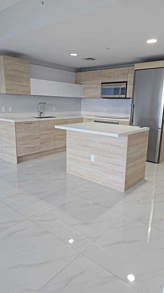 Small Image of 16385 BISCAYNE BLVD #902, North Miami Beach Number 2