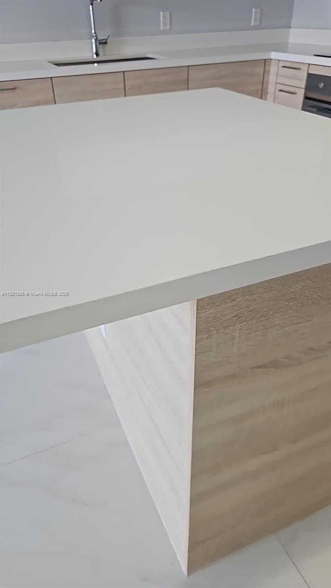 Small Image of 16385 BISCAYNE BLVD #902, North Miami Beach Number 3