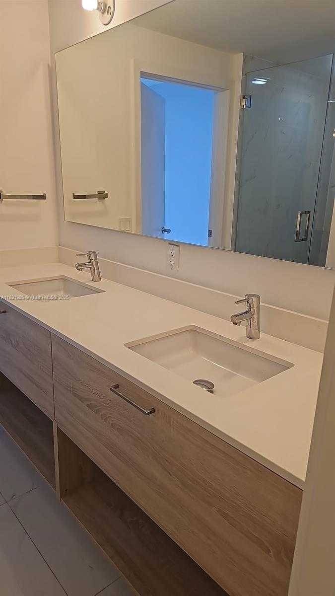 Small Image of 16385 BISCAYNE BLVD #902, North Miami Beach Number 9
