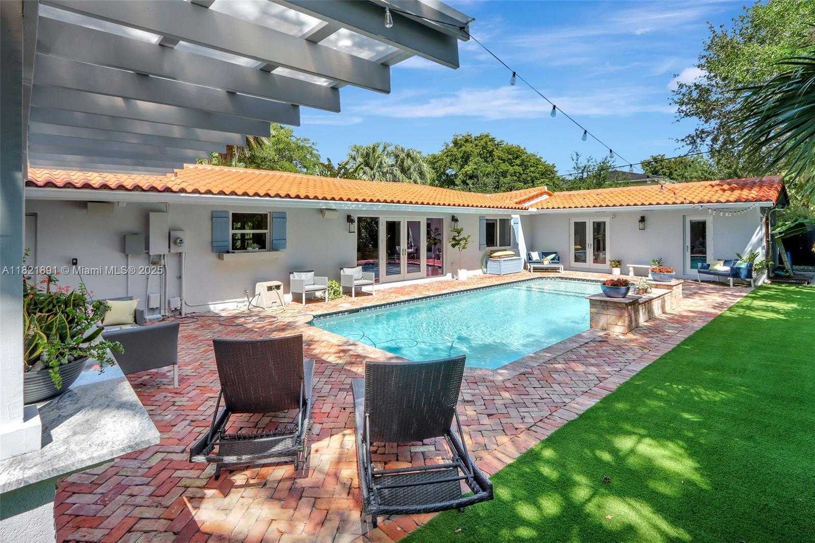 Small Image of 6640 TARREGA ST, Coral Gables Number 3