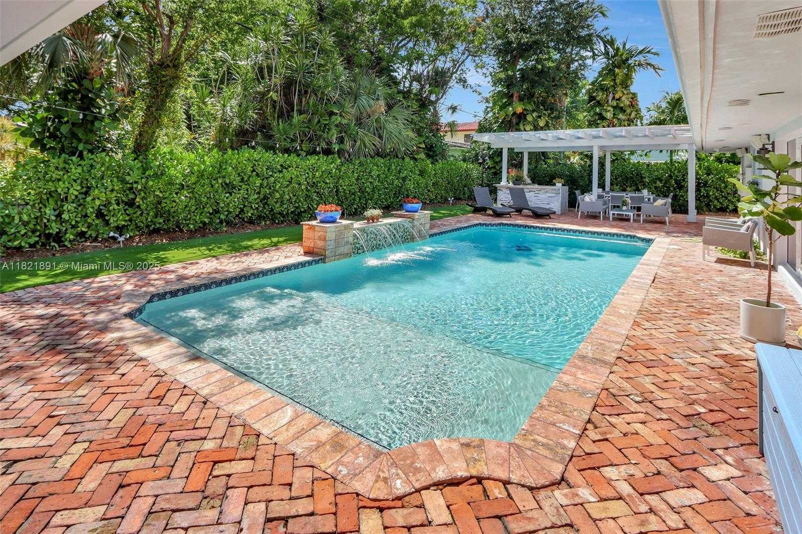 Small Image of 6640 TARREGA ST, Coral Gables Number 4