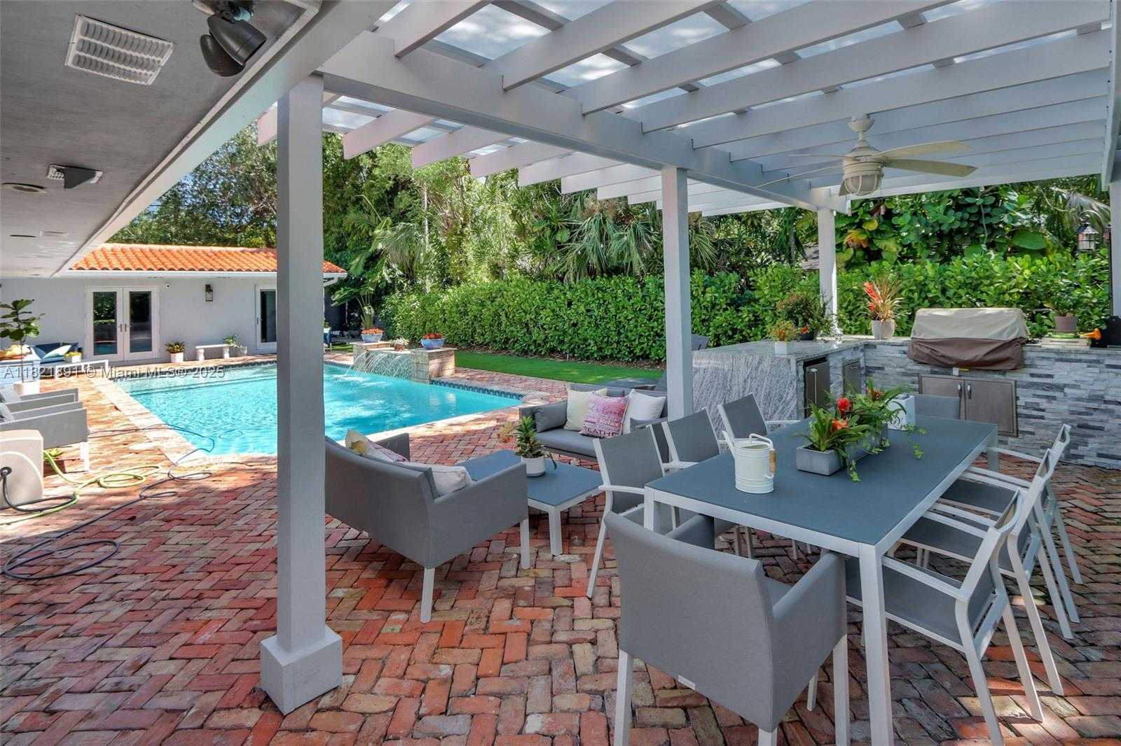 Small Image of 6640 TARREGA ST, Coral Gables Number 6