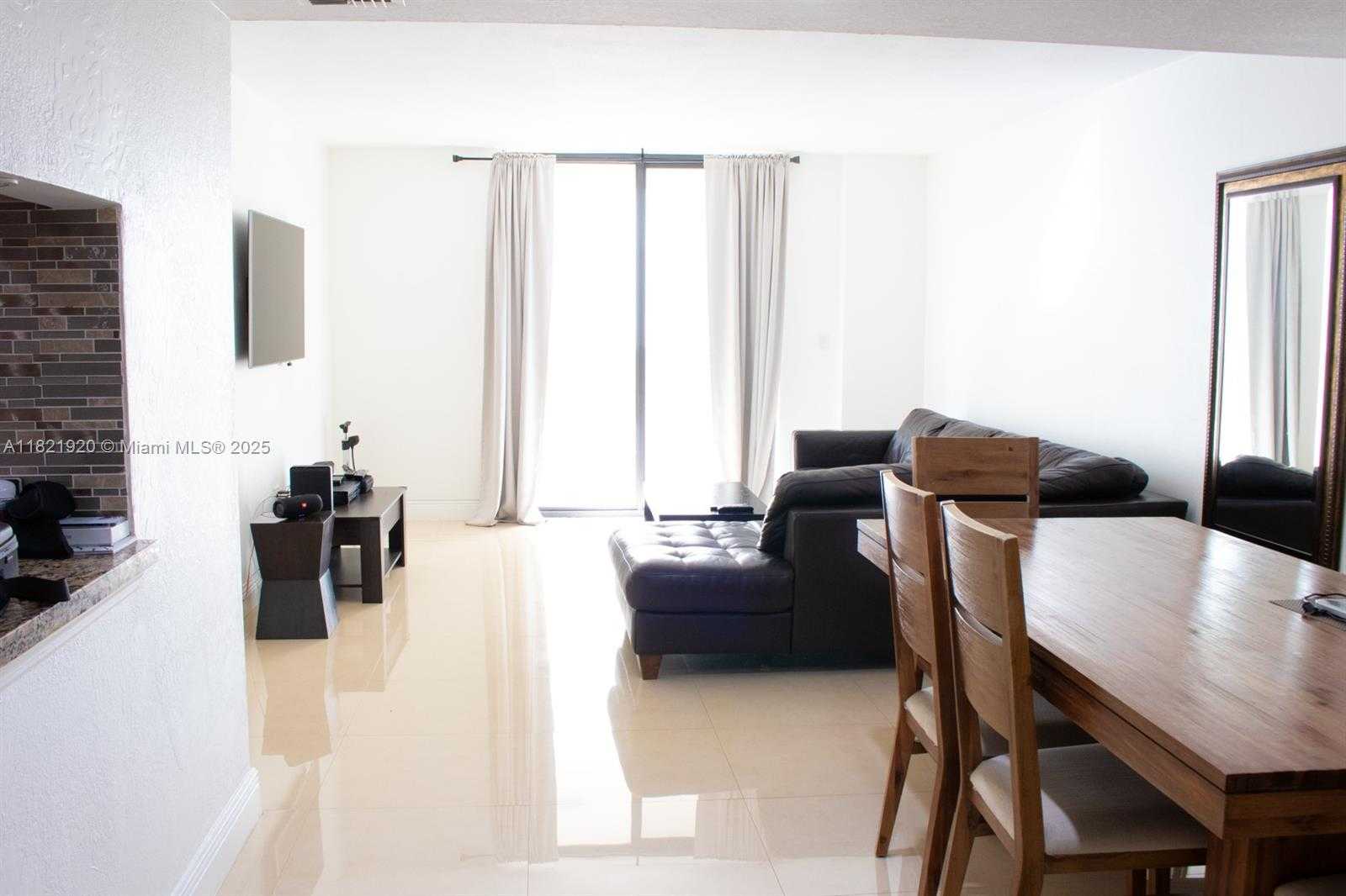 Small Image of 1621 COLLINS AVE #310, Miami Beach Number 2