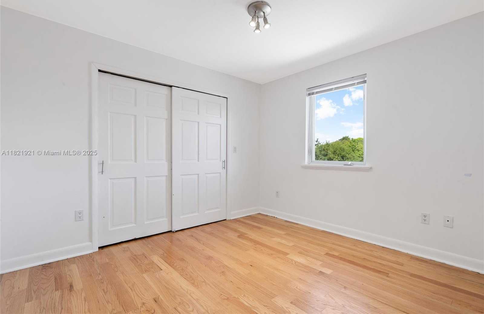 Small Image of 527 SOUTH WEST 20TH RD, Miami Number 41