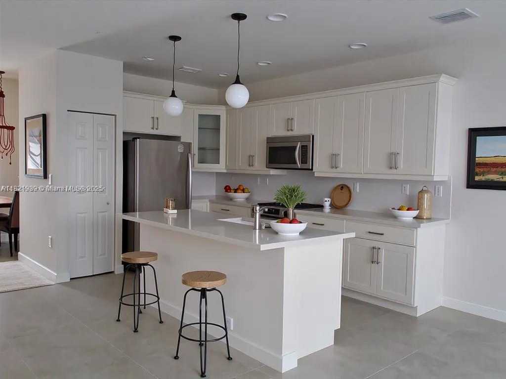 Small Image of 10461 NORTH WEST 61ST LN, Doral Number 3