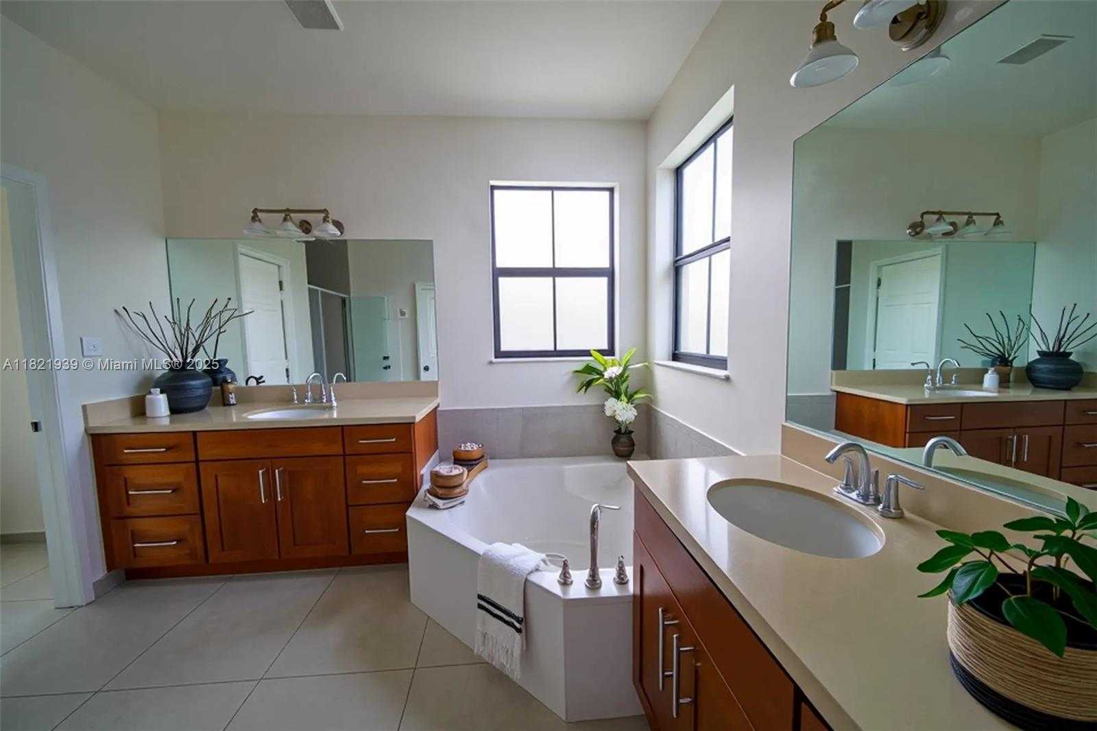 Small Image of 10461 NORTH WEST 61ST LN, Doral Number 5