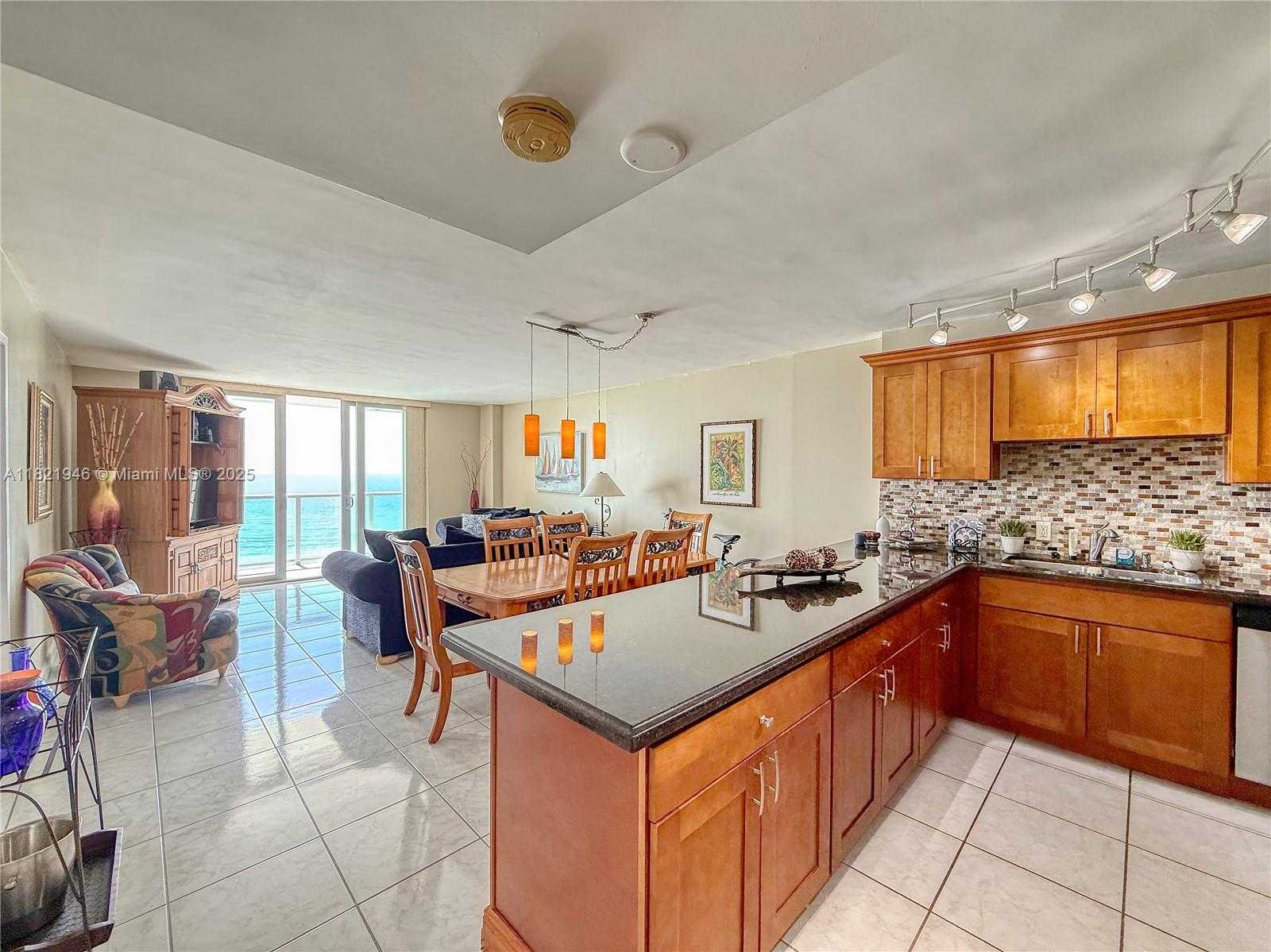 Small Image of 5701 COLLINS AVE #1508, Miami Beach Number 3