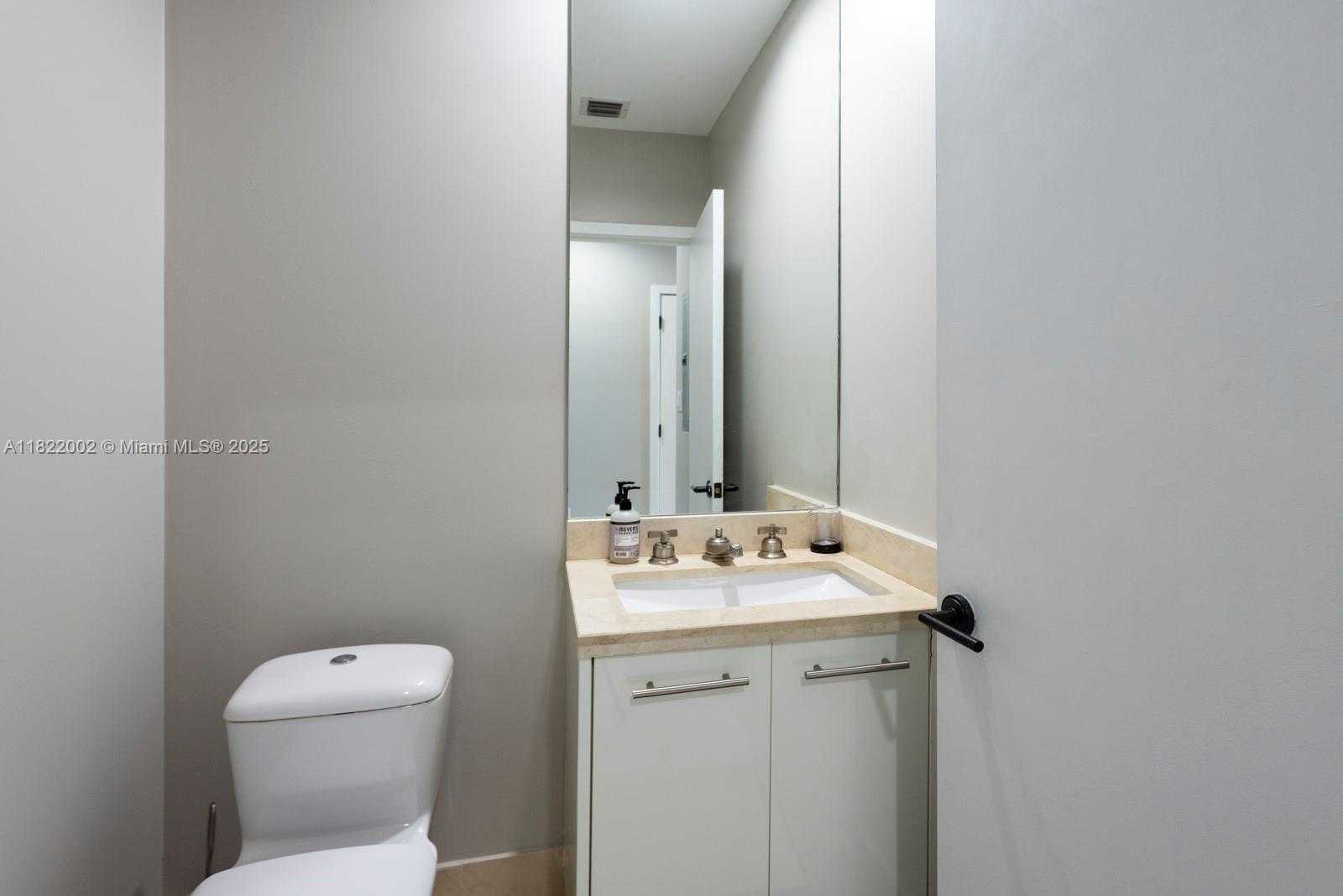 Small Image of 6799 COLLINS AVE #507, Miami Beach Number 12