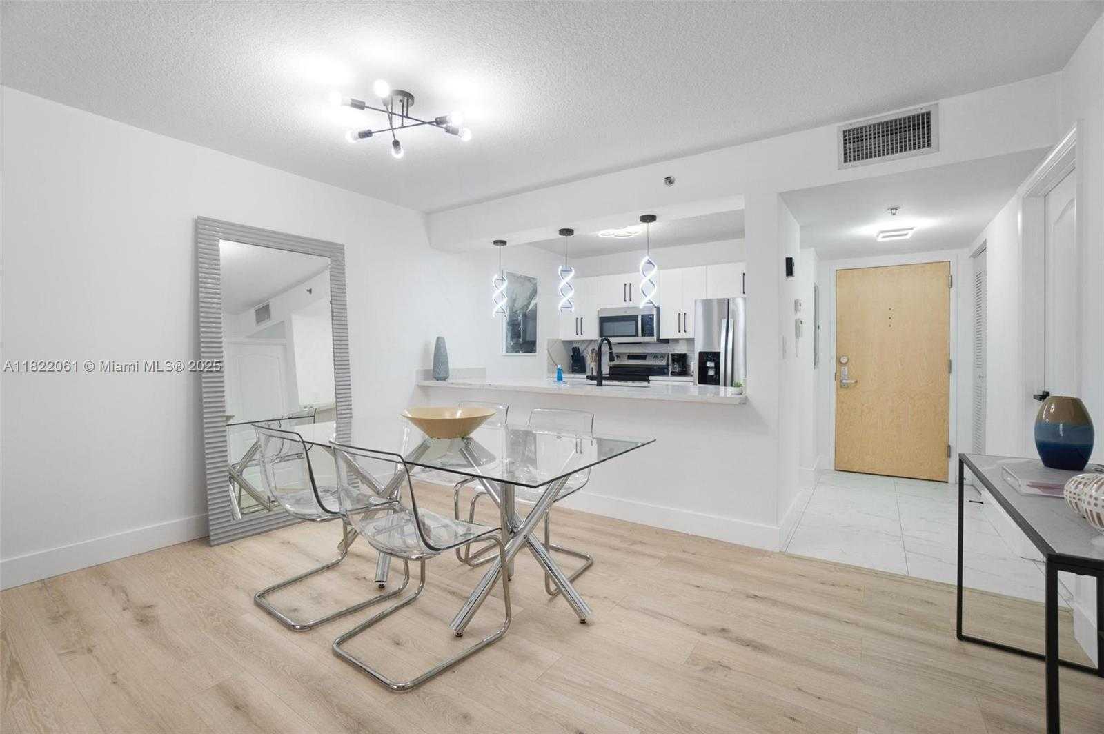 Small Image of 1200 BRICKELL BAY DR #1907, Miami Number 13
