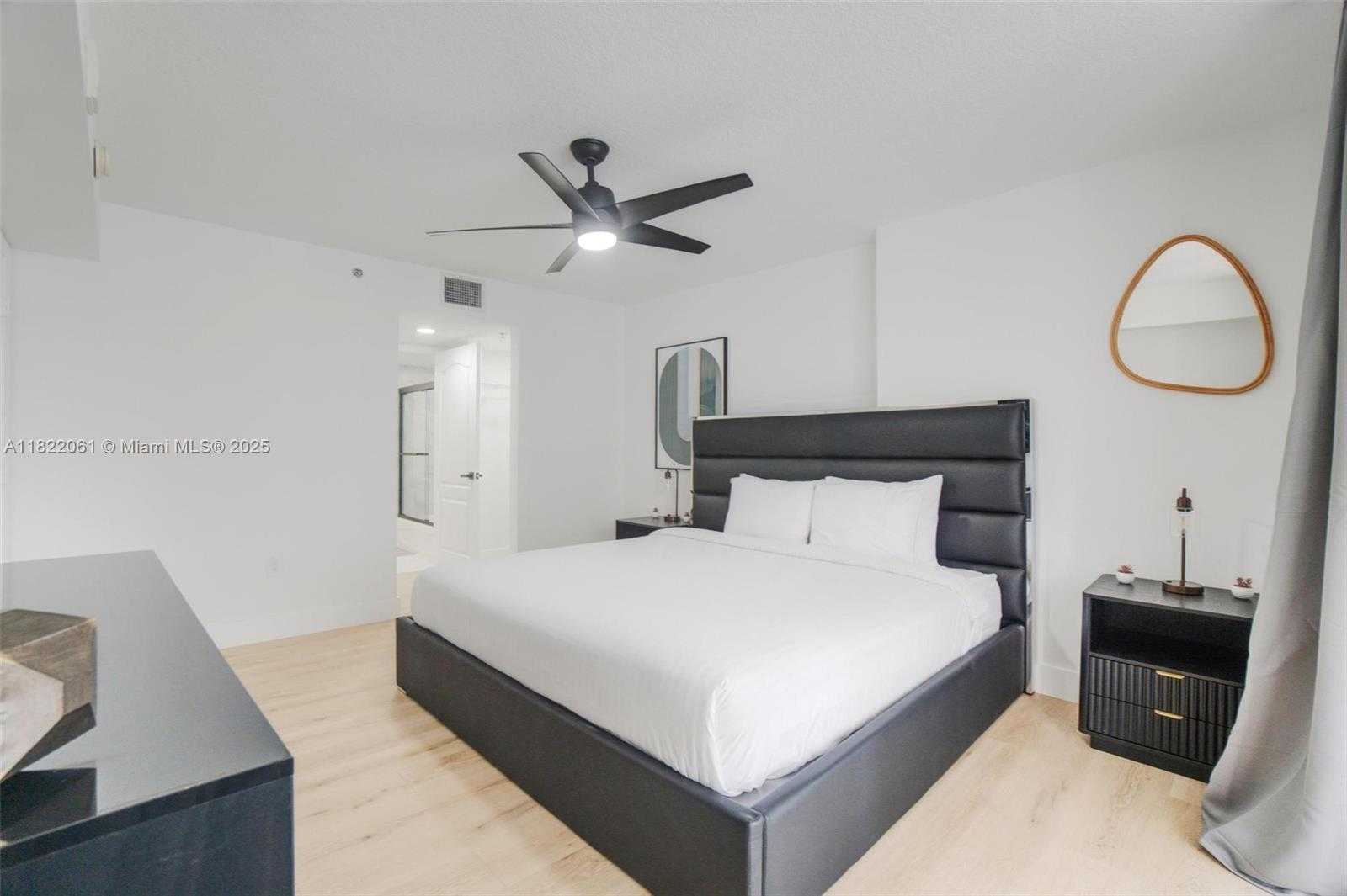 Small Image of 1200 BRICKELL BAY DR #1907, Miami Number 30
