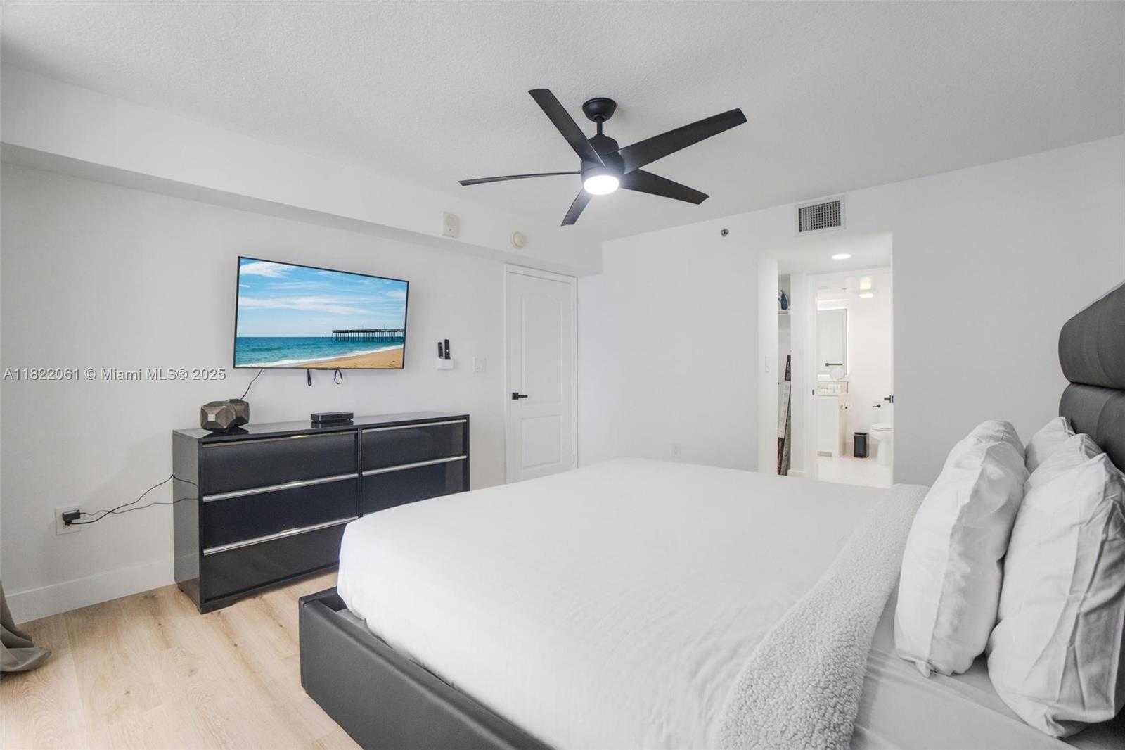 Small Image of 1200 BRICKELL BAY DR #1907, Miami Number 31