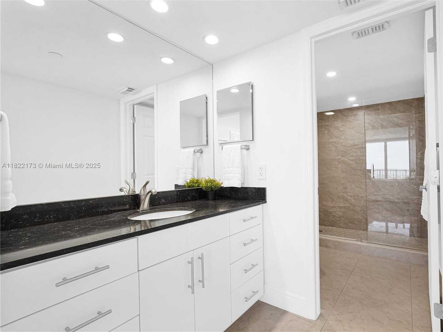 Small Image of 881 OCEAN DR #21D, Key Biscayne Number 16