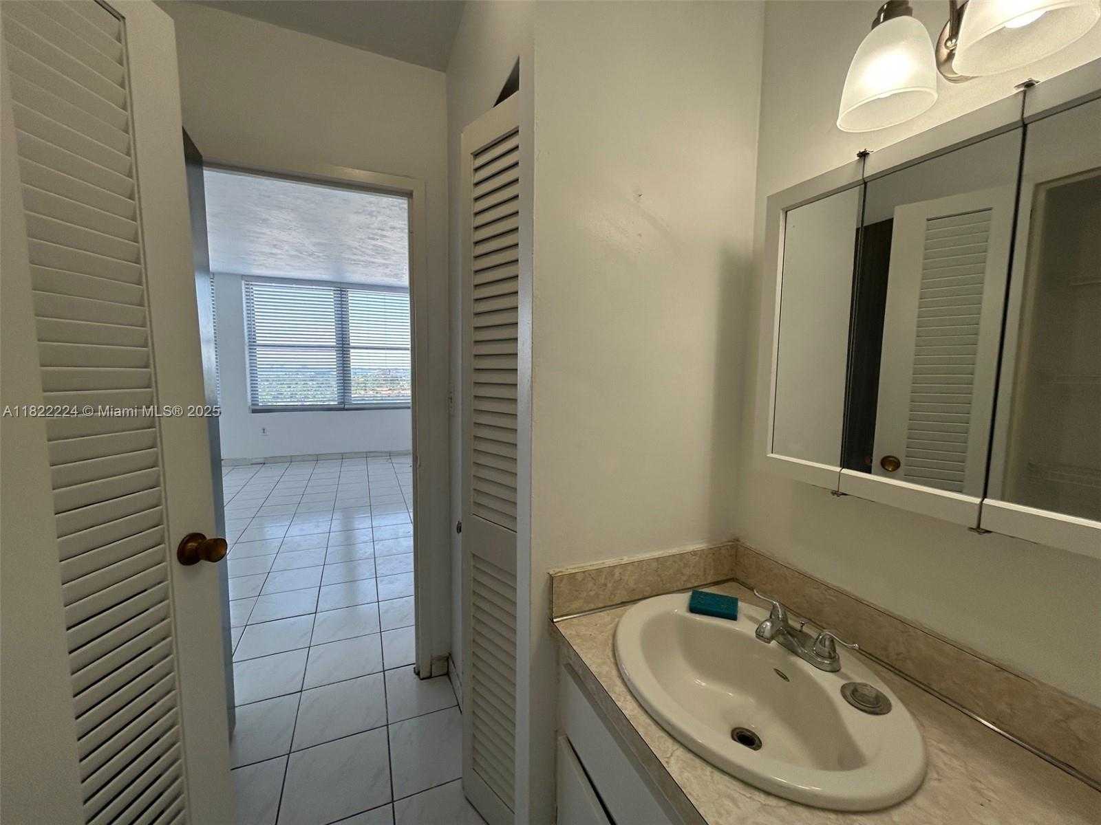 Small Image of 2899 COLLINS AVE #1642, Miami Beach Number 10