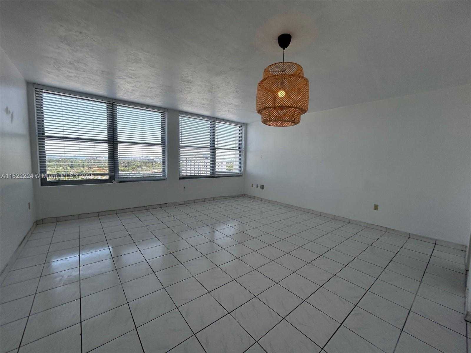 Small Image of 2899 COLLINS AVE #1642, Miami Beach Number 2