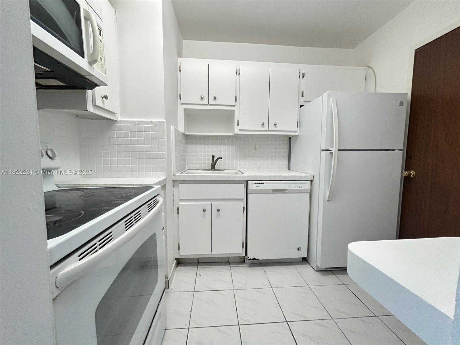Small Image of 2899 COLLINS AVE #1642, Miami Beach Number 3