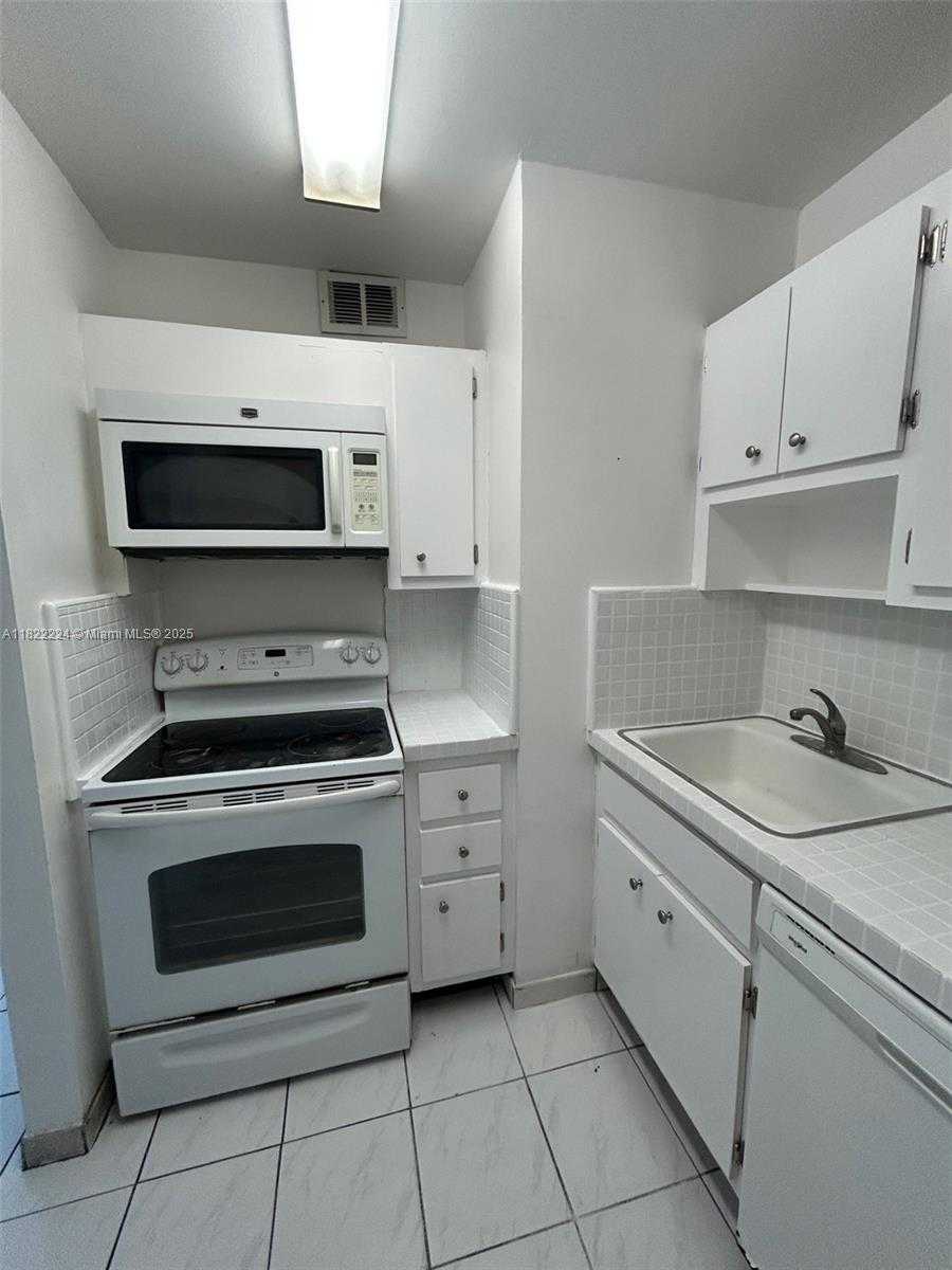 Small Image of 2899 COLLINS AVE #1642, Miami Beach Number 9