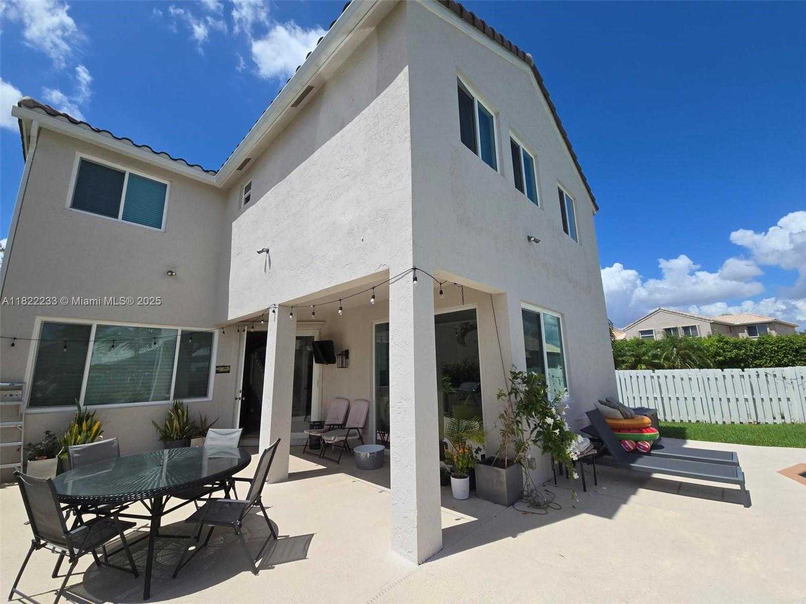 Small Image of 1055 BRIAR RIDGE RD, Weston Number 2