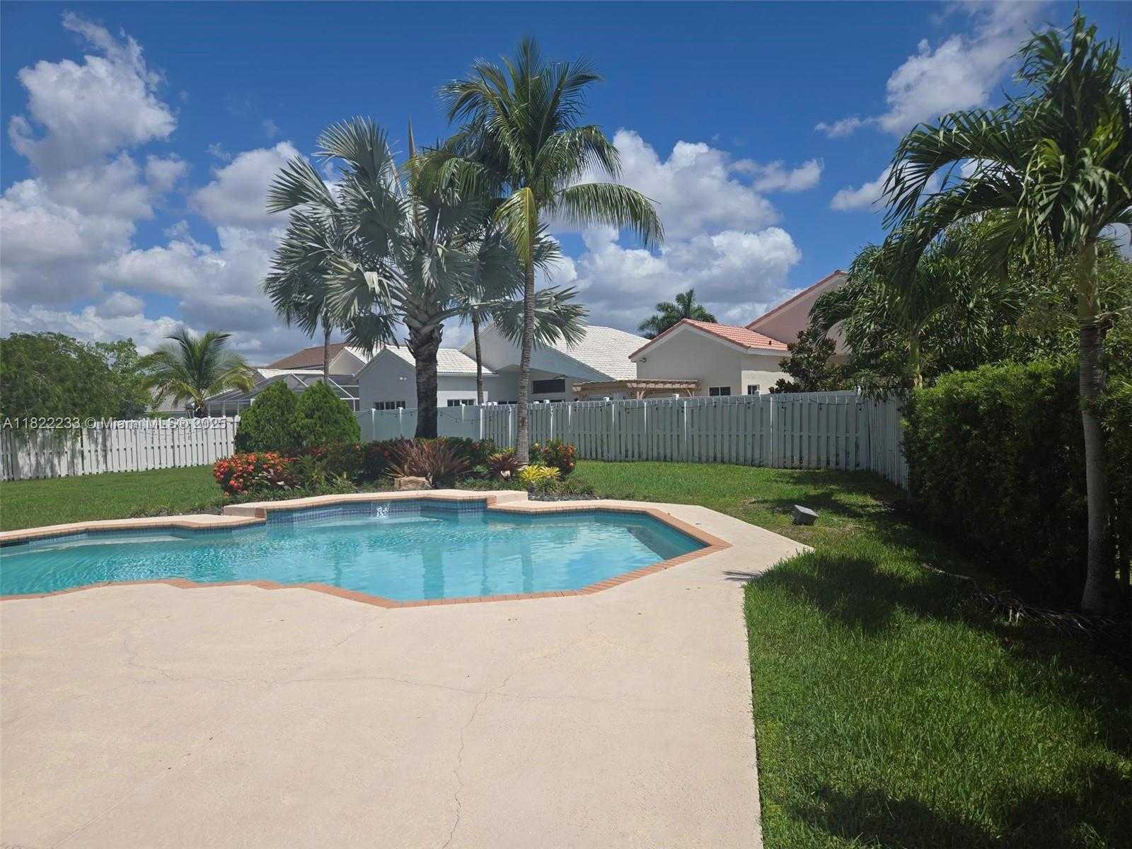 Small Image of 1055 BRIAR RIDGE RD, Weston Number 26