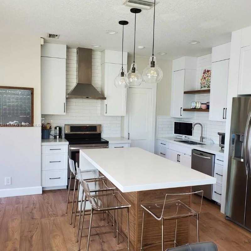 Small Image of 1055 BRIAR RIDGE RD, Weston Number 4